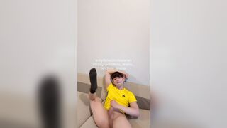 ITALIAN ????????TWUNK WANKS OFF EYEING PORNO