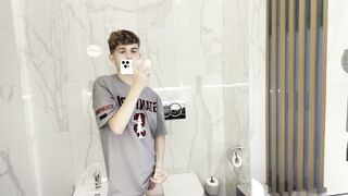 Twunk faps in a motel (those in the next guest room dreamed to join in)