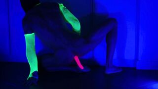 Muscle boy draining in UV lights with a rosy massager in his arse