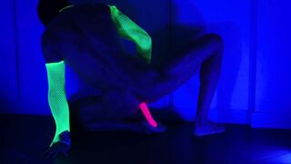 Muscle boy draining in UV lights with a rosy massager in his arse