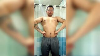 Rico hunky llega del gym se desnuda y termina masturbandose
