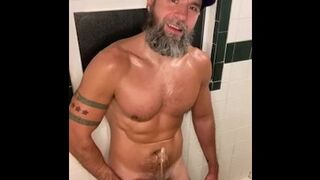 Beefy bearded fellow urinates in showet