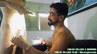 Meu papai descolorindo meus pentelhos e me deixando loirinho