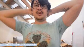 Scarpe puzzolenti tra le mani per poi penetrarmi analmente con un grosso fuck stick