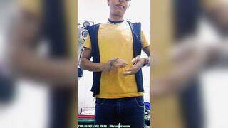 Chegando em casa do rolê e tirando a roupa