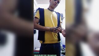 Chegando em casa do rolê e tirando a roupa