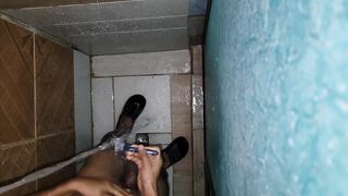 Soldado colombiano aprovecha la ducha del batallón para rasurarse y masrurbarse, que rica verga