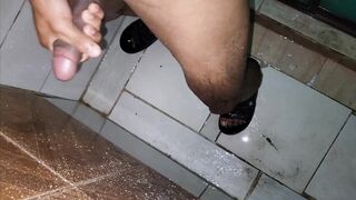 Soldado colombiano aprovecha la ducha del batallón para rasurarse y masrurbarse, que rica verga