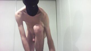 Smallish salope femboy essaye et se montre en undergarments , et finit par samuser avec