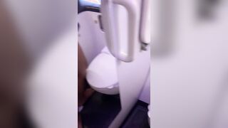 Gordito bicurious se hace una paja en el avion de vuelta a casa