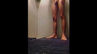 Tomando banho no vestiário da academia 7