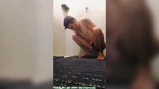 Tomando banho no vestiário da academia 7