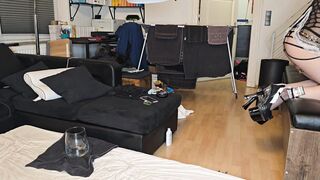 سکس ولاگ ۲۲ - خانم نظافتچی کونش میخاره و لباس سکسی صاحب خونه رو میپوشه و مثل جنده پولی میخواد کون بد