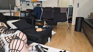 سکس ولاگ ۲۲ - خانم نظافتچی کونش میخاره و لباس سکسی صاحب خونه رو میپوشه و مثل جنده پولی میخواد کون بد