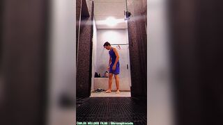 Tirando a roupa para tomar um banho, no vestiário da academia