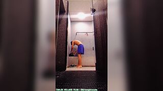 Tirando a roupa para tomar um banho, no vestiário da academia