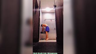 Tirando a roupa para tomar um banho, no vestiário da academia