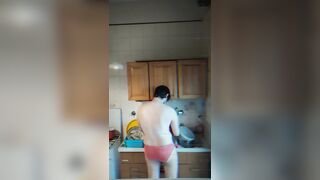 Giovane lava i piatti sporchi