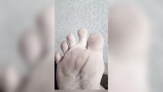 Кто полижет между пальцами?