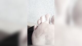 Кто полижет между пальцами?