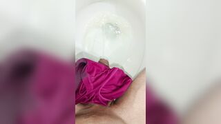 hombre joven desesperado urinating, gran erección y venas brotadas