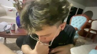 Mi amigo me pone a mamar su vergota dura hasta wue me pide colita