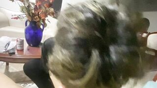 MI AMIGO ME PONE A MAMAR SU VERGOTA BLANCA Y DURA PARA QUE LO HAGA CORRERSE EN MI BOCA