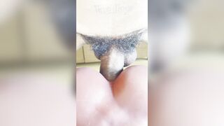 En mangeant mon jouet, jai presque joui