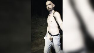 Gewagter Spaziergang im G-string!