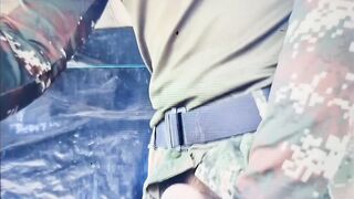 Militar colombiano es descubierto masturbandose en el batallon y el bosque
