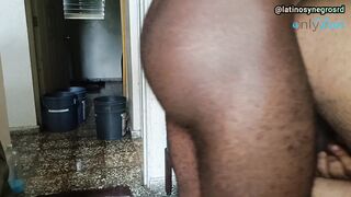 Mi vecino me mete su enorme y gruesa verga y me hace saltar al entrar mela entera no la pude aguanta