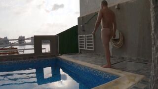 سالب كويتي يفصخ في الاماكن العامة - Arab Kuwaiti exhibitionist cruising nude in public