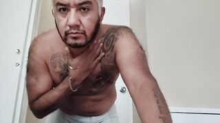 Los hombres Trans nos masturbamos con faux-cocks duros