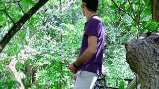Парень дрочит хуй в лесу и зазывает прохожего на секс