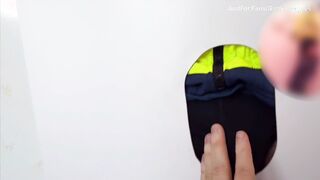 Employee creeps out during lunch – and gets bjed all the way at the gloryhole