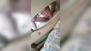 Meu pai saiu de casa e eu bati uma no quarto dele e gozei em sua cama