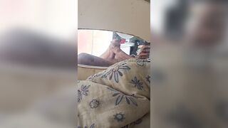 Meu pai saiu de casa e eu bati uma no quarto dele e gozei em sua cama