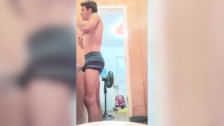 Aparando os pelos do rosto e retocando o loiro nos pentelhos