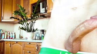 I fap off my massive 20-centimeter knob in the kitchen