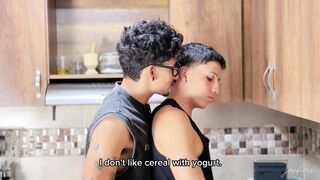 YOGURT O LECHE! Interrumpo a mi novio para ponerlo a mamar verga.