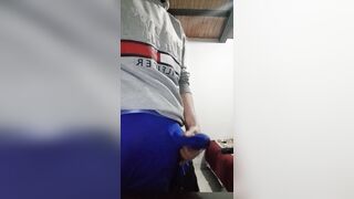 Me masturbo sobre mi ropa hasta correrme encima