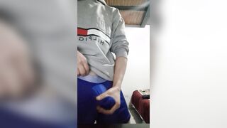 Me masturbo sobre mi ropa hasta correrme encima