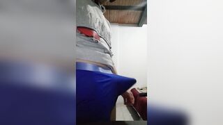 Me masturbo sobre mi ropa hasta correrme encima
