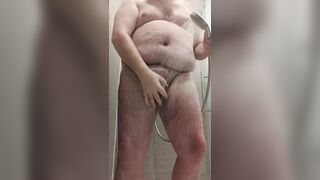 Stud urinates and plays with this culo while taking a bathroom