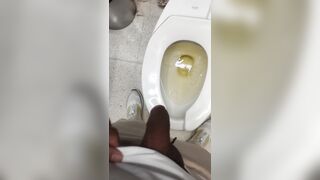 Espiando en los baños públicos del centro comercial mientras se masturba ... Deja su polla muy dura