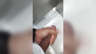 Espiando en los baños públicos del centro comercial mientras se masturba ... Deja su polla muy dura