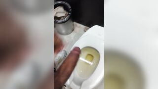 Espiando en los baños públicos del centro comercial mientras se masturba ... Deja su polla muy dura