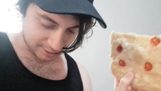 Un ragazzo cattivo e annoiato viene sul suo cibo preferito