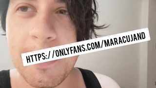 Un ragazzo cattivo e annoiato viene sul suo cibo preferito