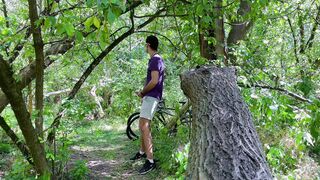 Словил за дрочкой в лесу - получил хуй в рот